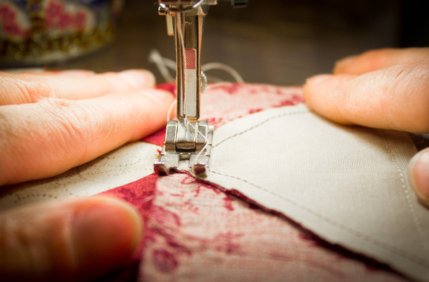 La mujer a la máquina de coser - dos manos
 - Foto, Imagen