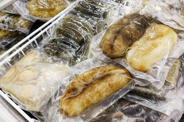 Замороженные свежие морские ушки и морской огурец, упакованные для розничной торговли
 - Фото, изображение