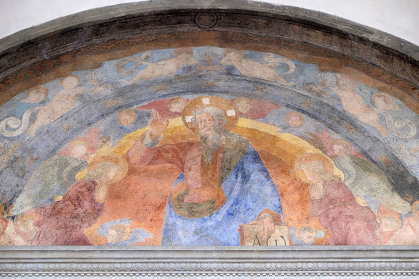 El Padre Eterno y los Santos Inocentes Mártires, luneta al fresco de Giovanni di Francesco, Ospedale degli Innocenti - Arcada exterior, Florencia, Italia
 - Foto, Imagen