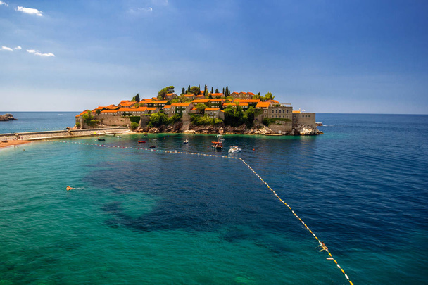 Isola di Sveti Stefan a Budva in una bella giornata estiva, Monteneg
 - Foto, immagini