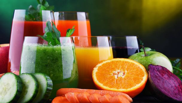 Glazen met verse organische fruit en vruchtensappen - Foto, afbeelding