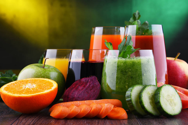 Gläser mit frischem Bio-Gemüse und Fruchtsäften - Foto, Bild