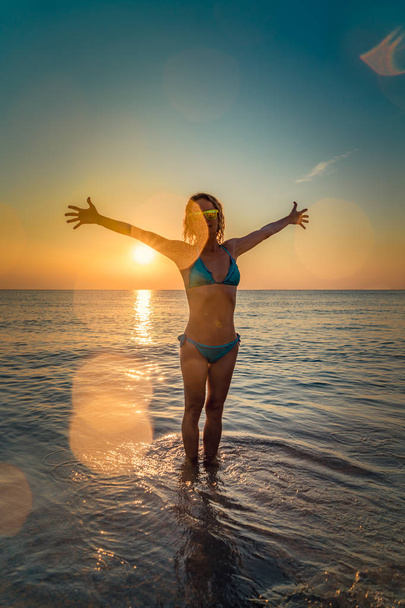Une femme heureuse dans la mer. Personne qui s'amuse en plein air. Vacances d'été et mode de vie sain concept
. - Photo, image