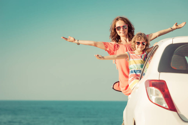 Ευτυχισμένη οικογένεια ταξίδια με το αυτοκίνητο. Άνθρωποι έχοντας διασκέδαση στην παραλία. Καλοκαιρινές διακοπές έννοια - Φωτογραφία, εικόνα