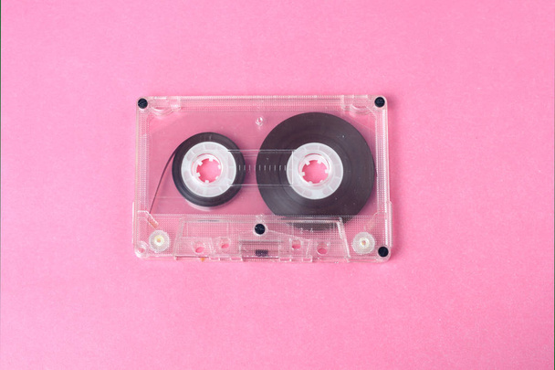 Áudio retro vintage cassete fita estilo 80 no fundo rosa
 - Foto, Imagem