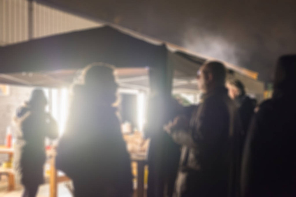 Blur imagem de pessoas de pé, festa ao ar livre celebração à noite
. - Foto, Imagem