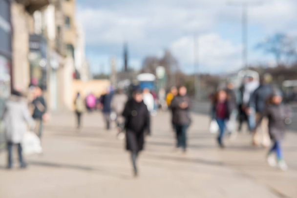 Homályos kép az emberek az utcán, autó, épület a háttérben. A Princes Street, a fő bevásárló utca, Edinburgh, Egyesült Királyság. - Fotó, kép