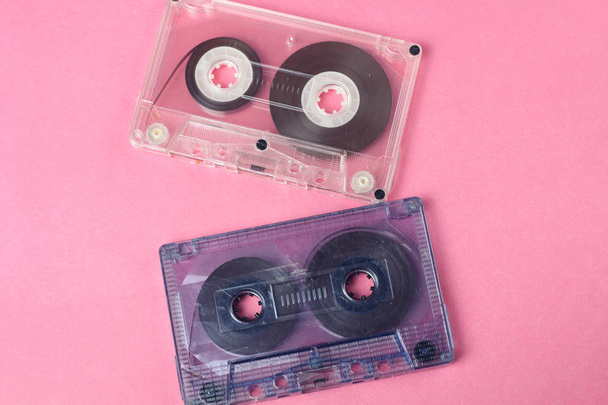 grupo de dos audio retro vintage cassete cinta estilo años 80 sobre fondo rosa
 - Foto, imagen