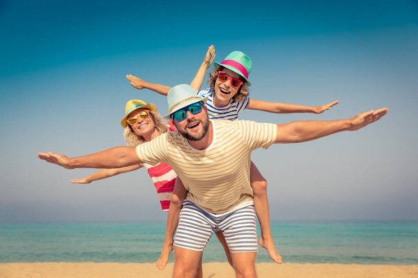Onnellinen perhe kesälomalla. Ihmiset pitävät hauskaa rannalla. Aktiivinen terveellinen elämäntapa
 - Valokuva, kuva