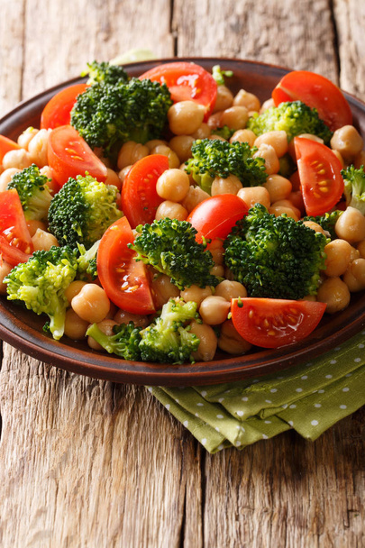Vegetarischer Salat aus Brokkoli, Kichererbsen und Tomaten aus nächster Nähe auf - Foto, Bild