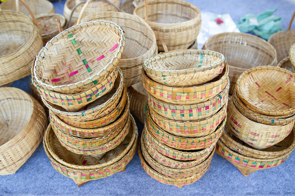 Productos de la Comunidad Tejiendo una cesta de mimbre cestería, productos de la cesta de la fruta por hecho a mano, en un mercado de Tailandia
 - Foto, Imagen