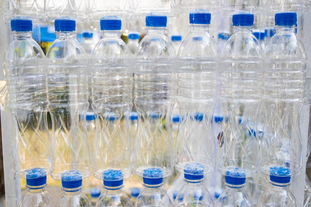 Plastik şişeler, boş kullanılan plastik şişe Plastik şişeleri geri dönüşüm kavramı yapay sandalye kullanılmıyor. - Fotoğraf, Görsel