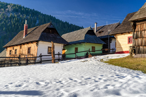 Casas rurais na aldeia Vlkolinec, Eslováquia
 - Foto, Imagem
