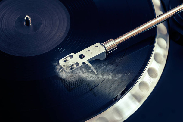 vinyl laying on a record player - scratching the surface - nightclubbing, dj etc - Foto, imagen