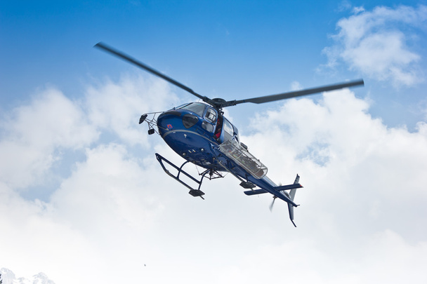 ελικόπτερο που φέρουν στα σύννεφα - Φωτογραφία, εικόνα