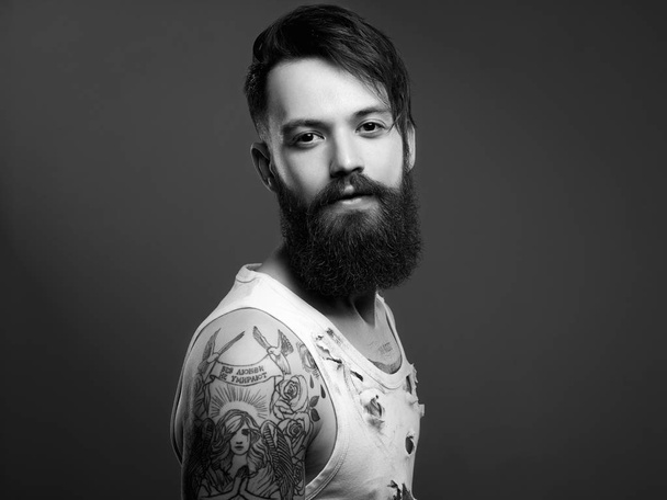 homem bonito com barba e tatuagem
 - Foto, Imagem