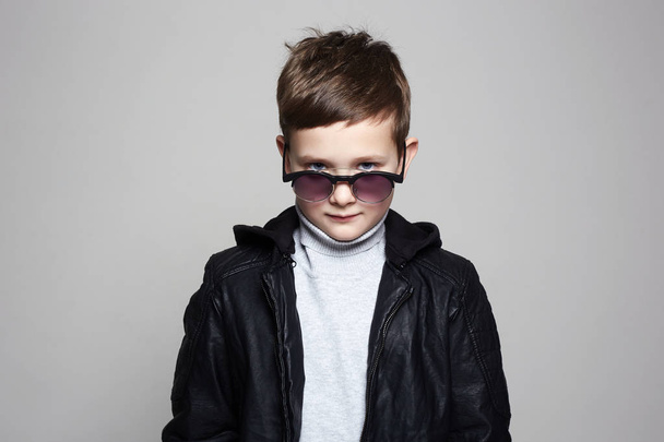 Мальчик в солнечных очках. стильный ребенок в коже
 - Фото, изображение