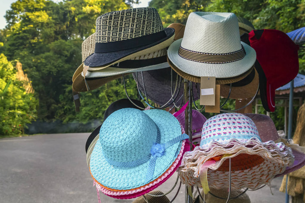 Grande seleção de chapéus apresentados nas prateleiras de uma loja de rua. Espaço de cópia
 - Foto, Imagem