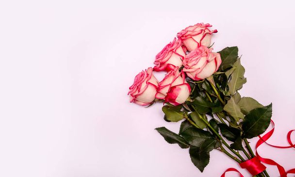Boeket roze rozen op een witte achtergrond. Concept internationale vrouw dag 8 maart, Valentijnsdag, wenskaart, verklaring van de liefde. Plat lag. Ruimte voor uw tekst kopiëren - Foto, afbeelding