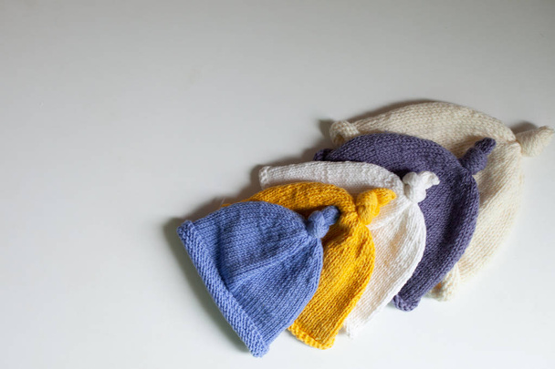 Chapéus de malha para crianças, com lã natural, feitos à mão
 - Foto, Imagem