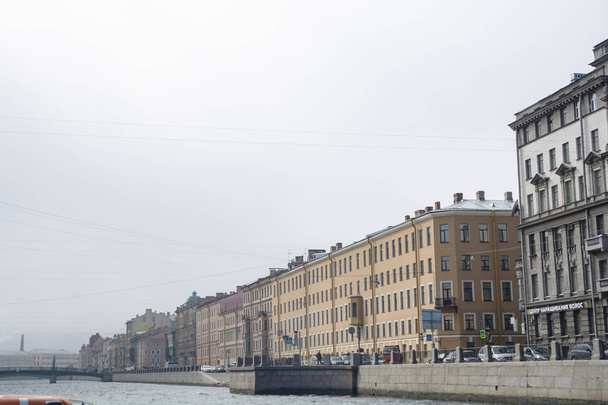 建物、通り、橋、川、サンクトペテルブルグ、ロシアの運河の眺め. - 写真・画像