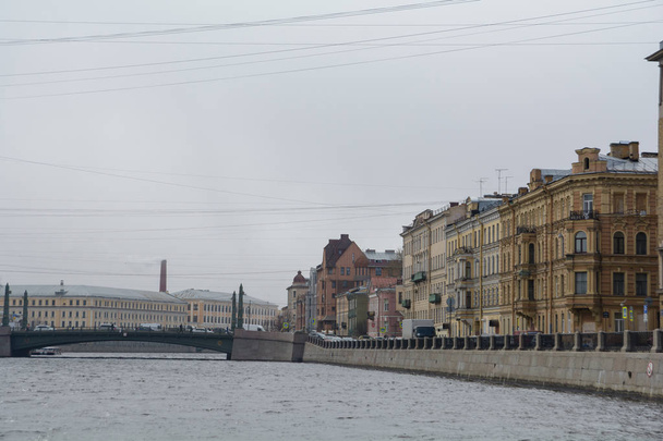 Vista de edificios, calles, puentes, ríos y canales de San Petersburgo, Rusia
. - Foto, imagen