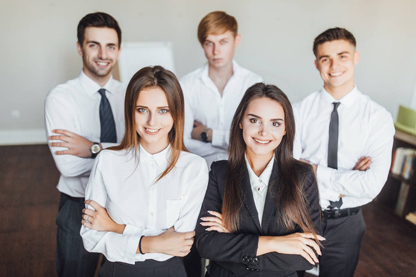 молодая успешная бизнес-команда на совещании по вопросам бизнеса в современном конференц-зале
 - Фото, изображение