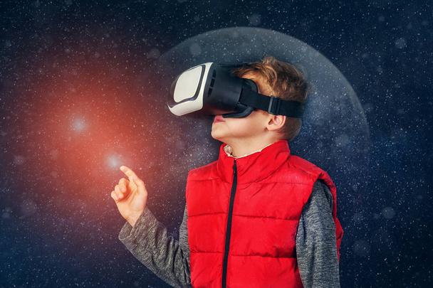 Wirtualnym świecie technologii. Dziecko odgrywa w wirtualnej rzeczywistości - Zdjęcie, obraz