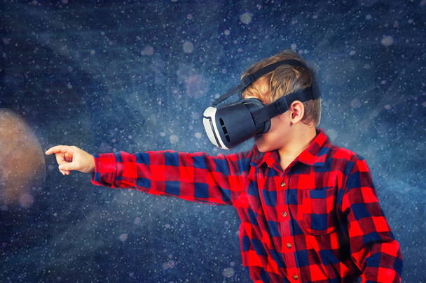 Virtuele wereld van de technologie. Een kind speelt in een virtuele realiteit - Foto, afbeelding