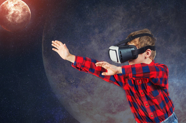 Virtuální svět technologií. Dítě hraje ve virtuální realitě - Fotografie, Obrázek