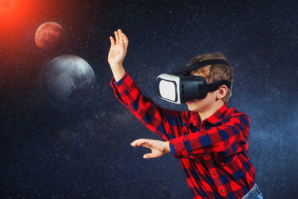Virtual world of technology. A child plays in a virtual reality - 写真・画像