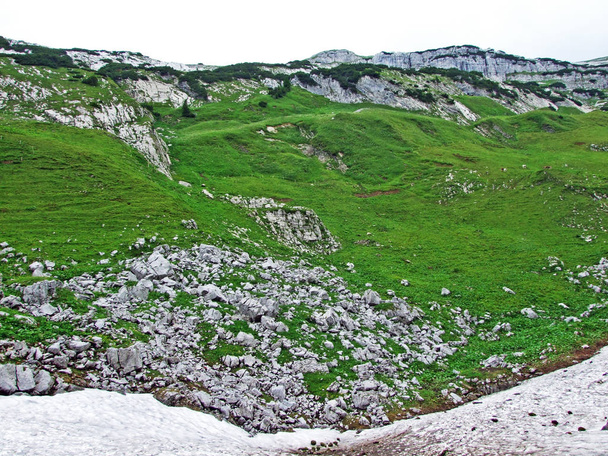 Pierres et rochers de la chaîne de montagnes Alpstein - Cantons de Saint-Gall et Appenzell Innerrhoden, Suisse
 - Photo, image