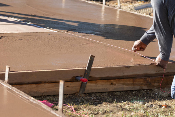 Wet Deck セメントに線をスナップ建設労働者 - 写真・画像