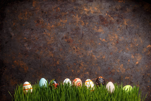 Huevos de Pascua alineados en fila
  - Foto, imagen