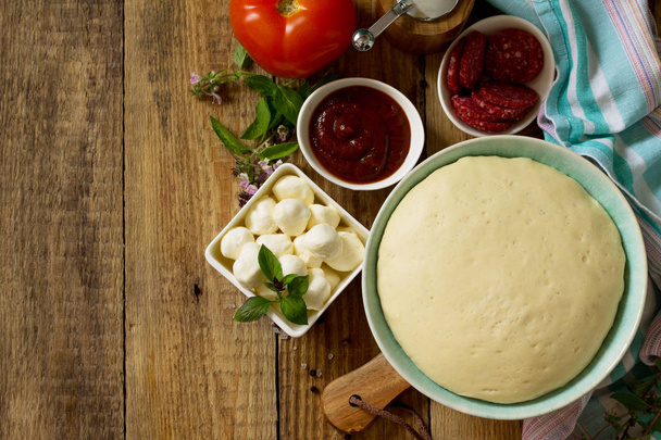 Pizzakochen. Zutaten und Gewürze für die Kochtradition - Foto, Bild
