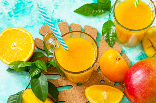 erfrischende Sommer-Mango und Zitrusfrüchte frisch gepresst Saft. Leuchte - Foto, Bild