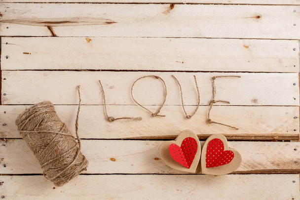 Ručně vyrobené lepenkové srdce na dřevěné pozadí. Koncept je vhodný pro milostné příběhy a pro den svatého Valentýna - Fotografie, Obrázek