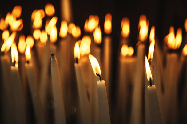 Kaarsen verlicht met vlam - Foto, afbeelding