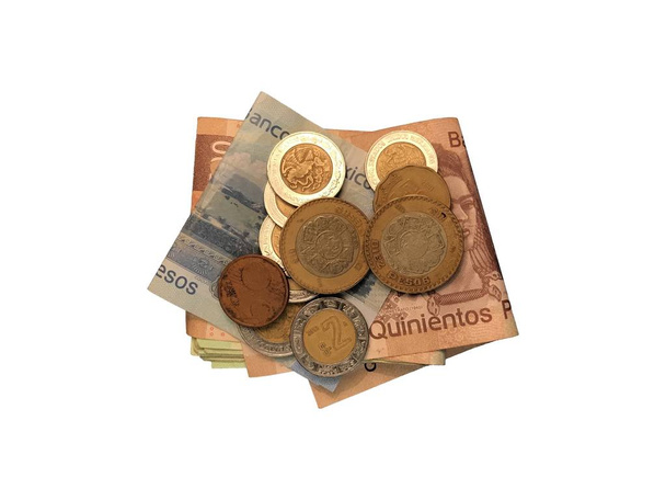 Varias monedas mexicanas sobre billetes de 100, 200 y 500 pesos plegados y agrupados aislados sobre fondo blanco
 - Foto, Imagen