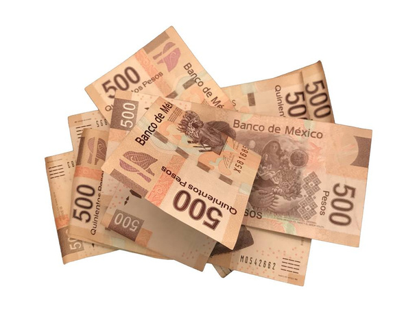 einige mexikanische 500-Peso-Banknoten gruppiert und isoliert auf weißem Hintergrund - Foto, Bild