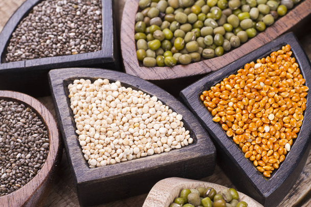 grãos de alimentos super sem glúten: amaranto, chia, quinoa, painço
 - Foto, Imagem