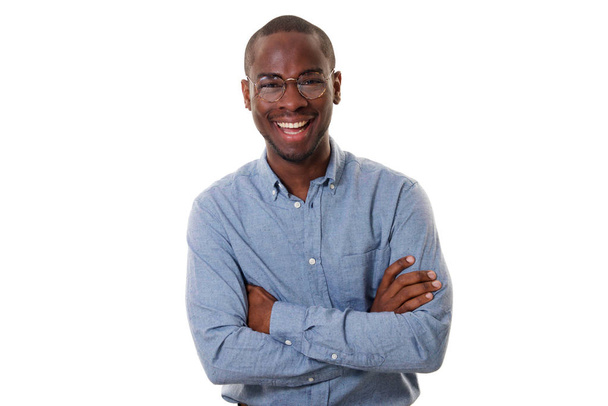腕と笑顔の眼鏡青年のアフリカ系アメリカ人実業家の肖像交差分離白背景 - 写真・画像