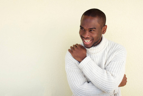笑いとよそ見のセーターに幸せな若い黒人男性の肖像画 - 写真・画像