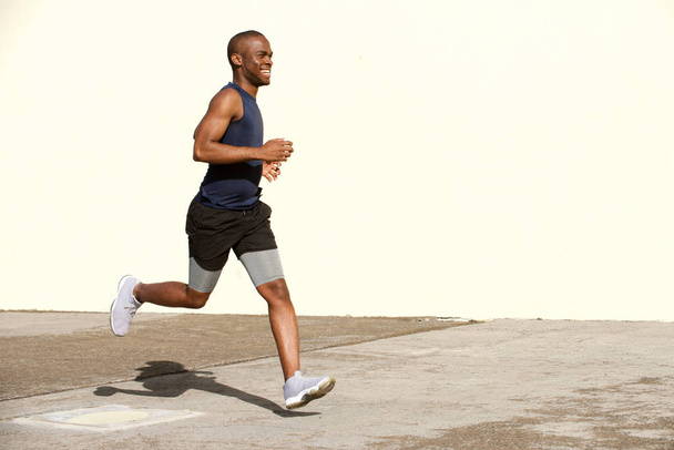 Celého těla portrét šťastný mladík afroamerické běžící na ulici Wall - Fotografie, Obrázek