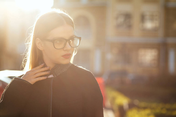 Muodikas blondi malli pukeutuu lasit ja kävely alas aurinkoinen st
 - Valokuva, kuva