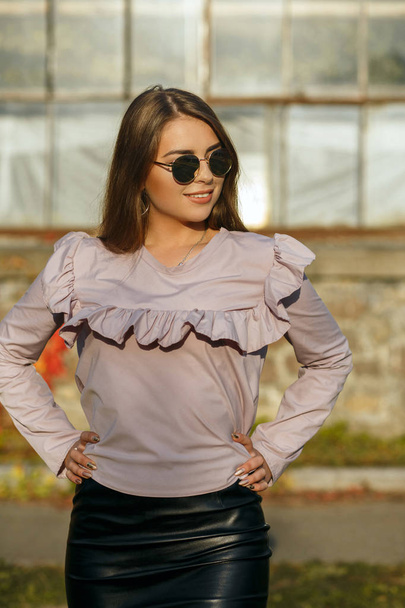 stylisches braungebranntes Model mit trendiger Bluse und Spiegelbrille, - Foto, Bild