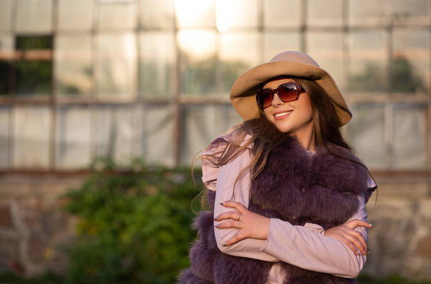 Veselá opálenou model s přírodní make-up nosí klobouk, sunglasse - Fotografie, Obrázek