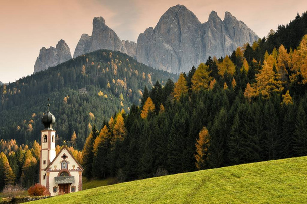 St. Johann (San Giovanni στα ιταλικά) Παρεκκλήσι στο Val di Funes με φόντο την ομάδα Dolomites Odle. Βόρεια Ιταλία. - Φωτογραφία, εικόνα
