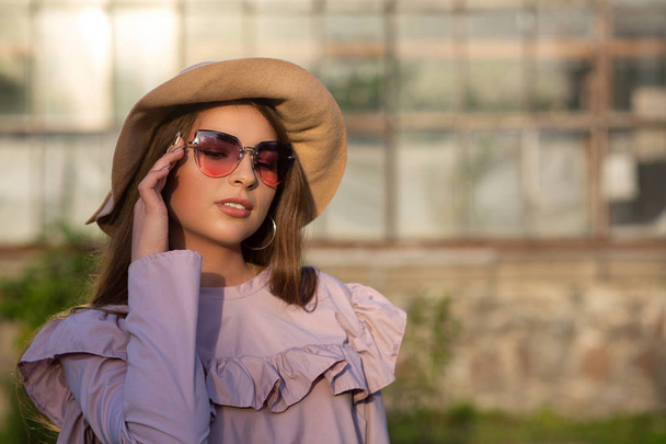 Jarní portrét smyslná brunetka model nosí moderní oblečení  - Fotografie, Obrázek