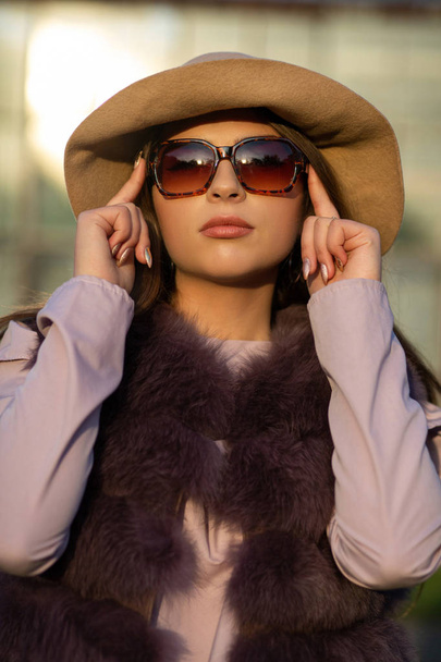 Retrato de moda de modelo morena elegante usa sombrero, gafas y
 - Foto, imagen